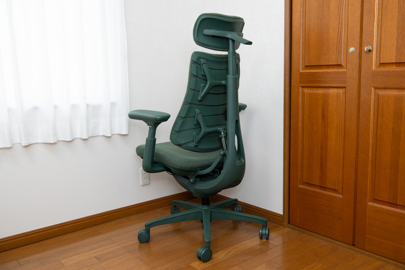 正面からは分からないが、底面や背面は一風変わっている