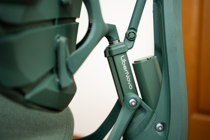 電動式のアクチュエータが組み込まれており、人の背中に合わせて背面を変化させられるのが大きな特徴