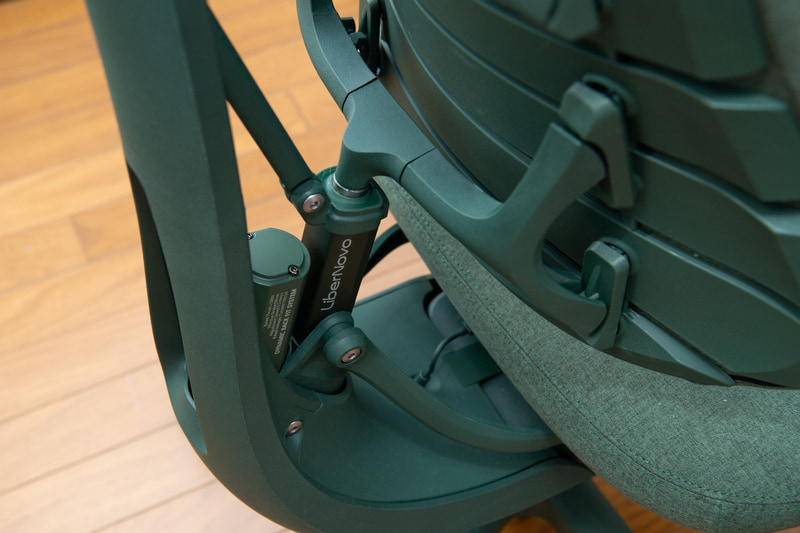 電動式のアクチュエータが組み込まれており、人の背中に合わせて背面を変化させられるのが大きな特徴