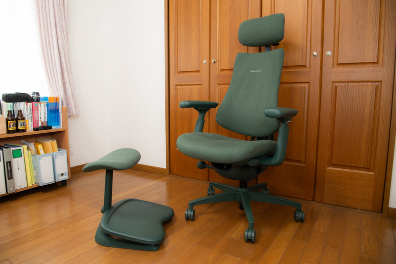 バッテリを内蔵する電動ワークチェア「<a href="https://bit.ly/4sIrKuv" class="n" target="_blank">LiberNovo Omni</a>」(リベルノヴォ オムニ)。価格は17万1,600円だが、現在は発売記念により、12万7,300円とかなり安くなっている