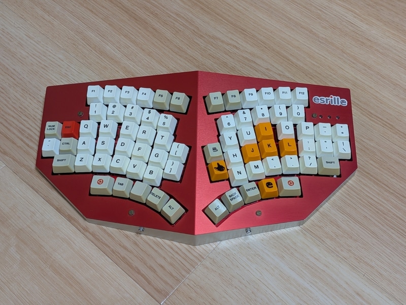 手の小さい人でも使いやすいように配慮されたエルゴノミックキーボードであり、長時間の作業でも疲れにくいようデザインされている