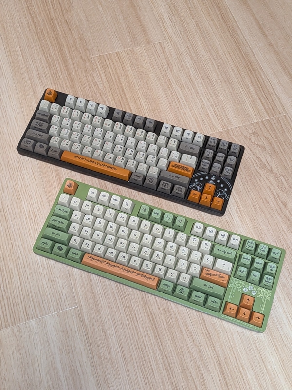 ドワーフモデルとエルフモデルの2台を購入した。キーキャップにはキルス文字などが刻印されているが、どれも筆者には読めない