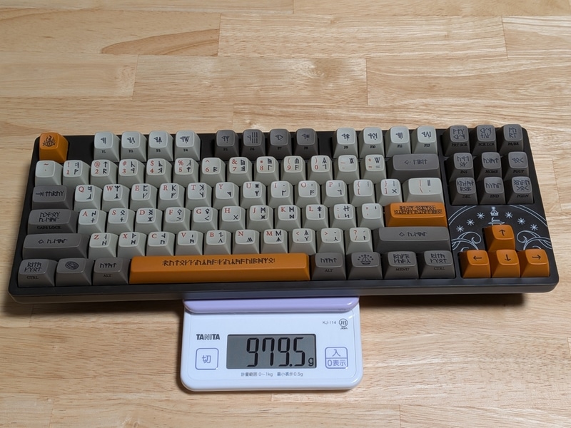 この1kgに迫る重量が、安定した打鍵感を支えている