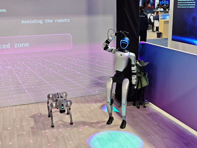 既製品のロボットを利用したデモ、人間が立ち入り禁止区域に近づくとロボットがブロックしたりなどのデモが行なわれた