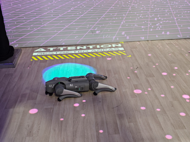 既製品のロボットを利用したデモ、人間が立ち入り禁止区域に近づくとロボットがブロックしたりなどのデモが行なわれた