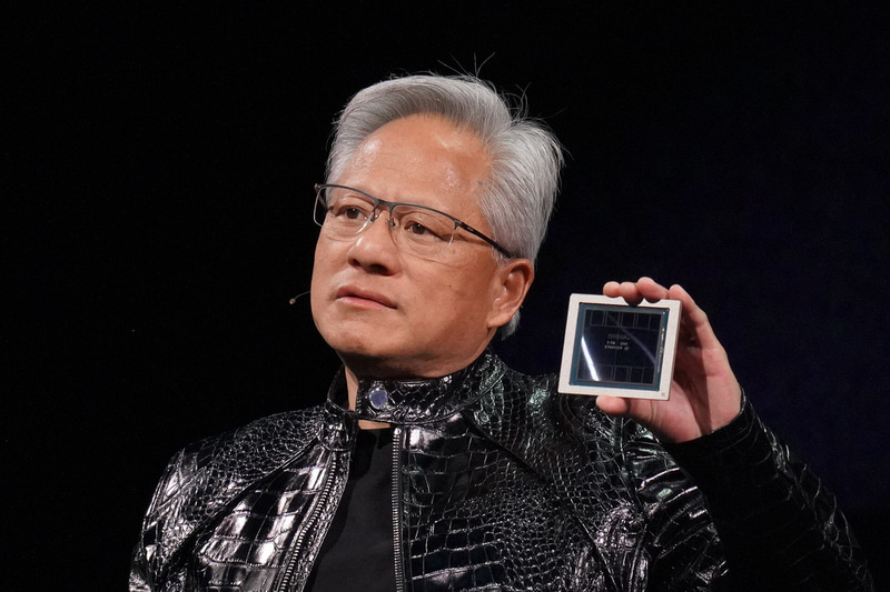 Rubinを手に持つフアンCEO