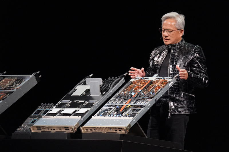 左がVera Rubinのサーバー、右が従来型。左のVera Rubinのタイプはケーブルなどができるだけ省かれており、組み立ても5分と早い