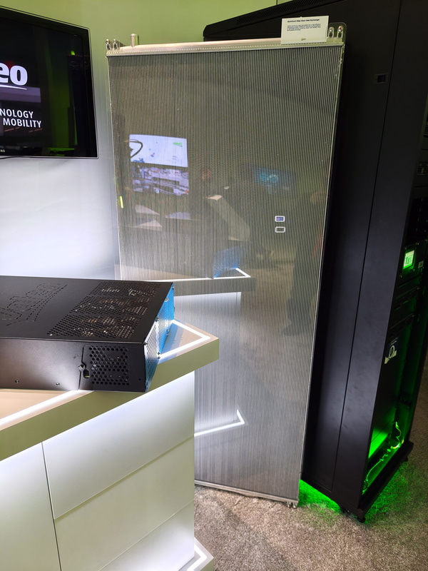 自動車のラジエータのように見えるのは、データセンターラックの背面に取り付けるドア代わりの熱交換器