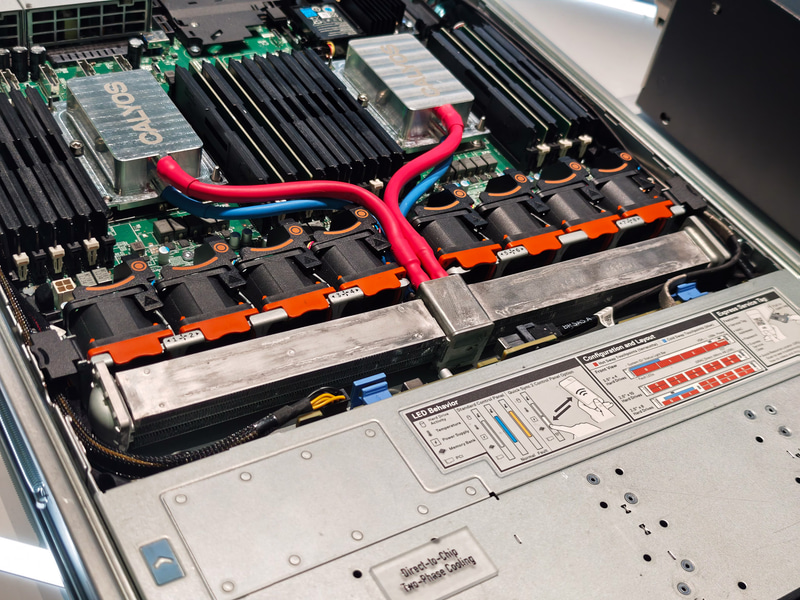 サーバー側のヒートパイプなど