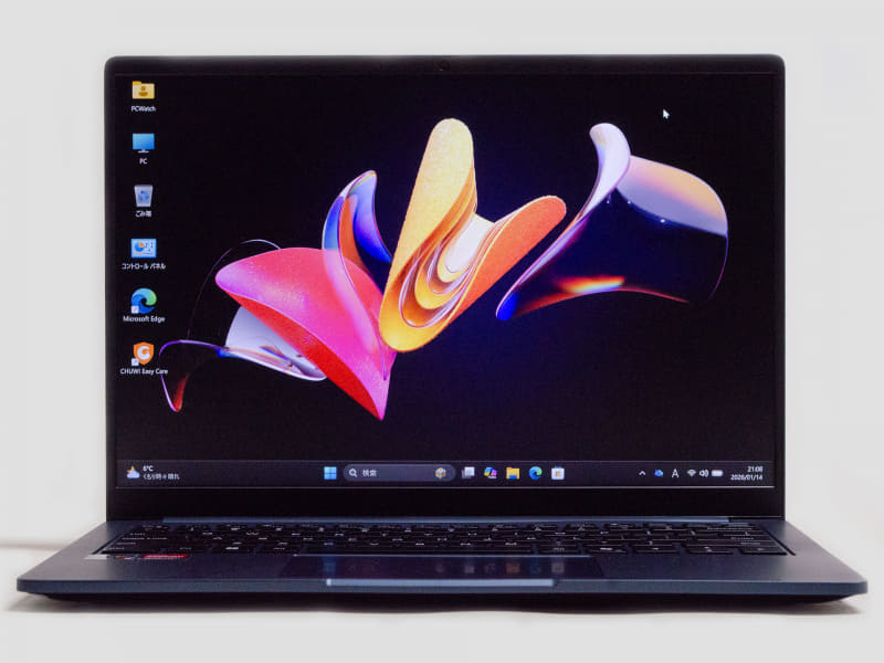 前面。上中央に200万画素Webカメラ。その上にプライバシーシャッター。フチは結構狭い