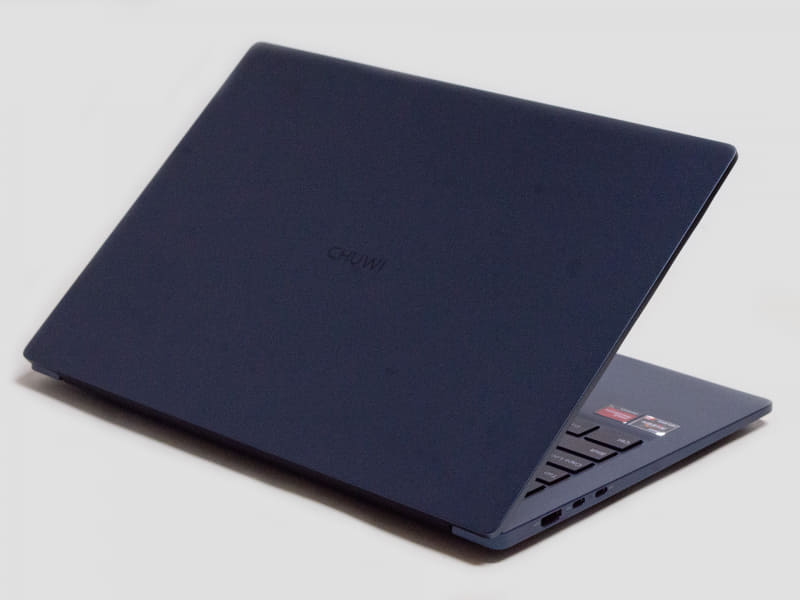 背面。インディゴブルーのトップカバーにCHUWIのロゴ