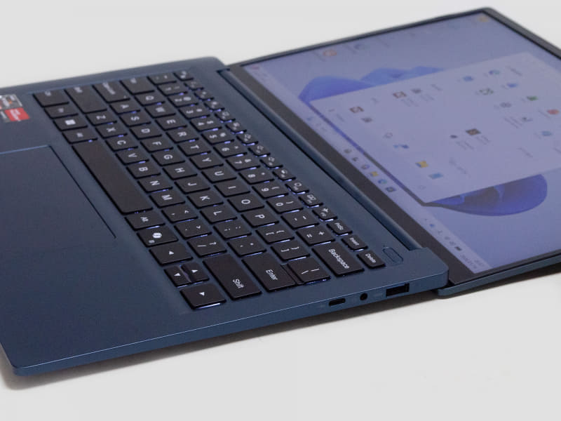 右側面はUSB 2.0 Type-C、3.5mmジャック、USB 3.2 Gen 1