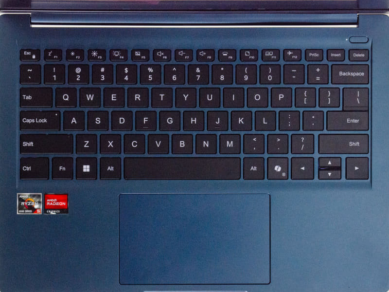 キーボードは英語配列。タッチパッドの面積も十分