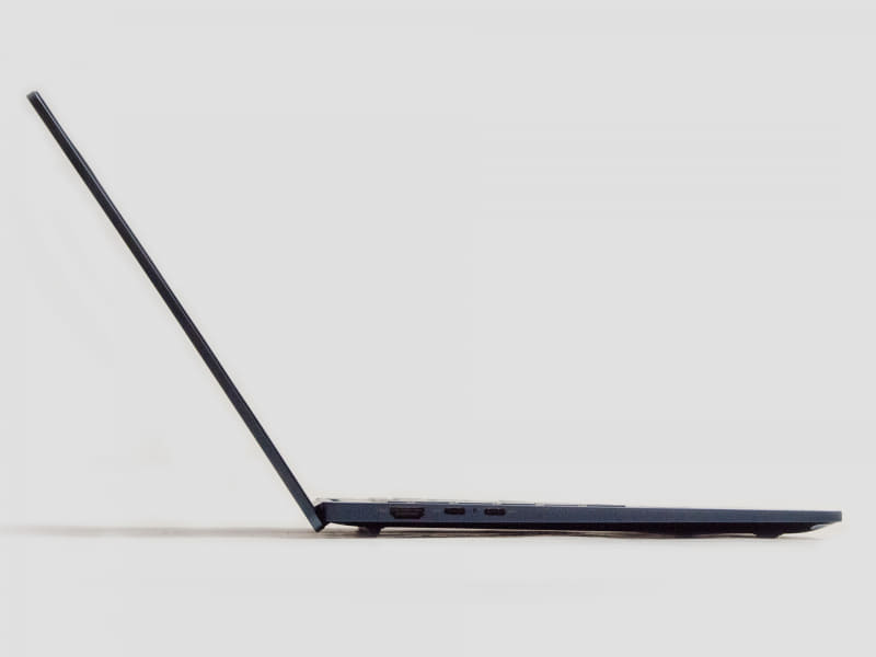 横から。HDMIのコネクタからも分かるように結構薄い