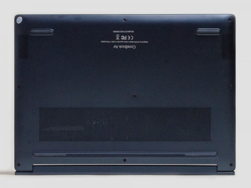 裏。手前左右にスピーカー。ゴム脚は前に2つ、後ろは1本バー式。ネジが9本見える(内1つはシールの下)