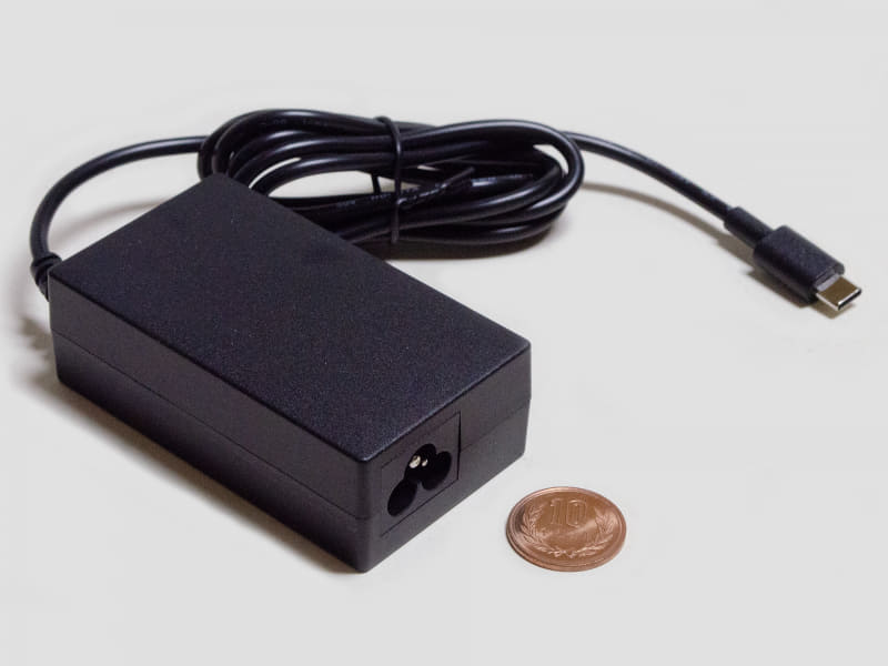 付属のACアダプタのサイズ約88×48×28mm、重量199g、出力65W