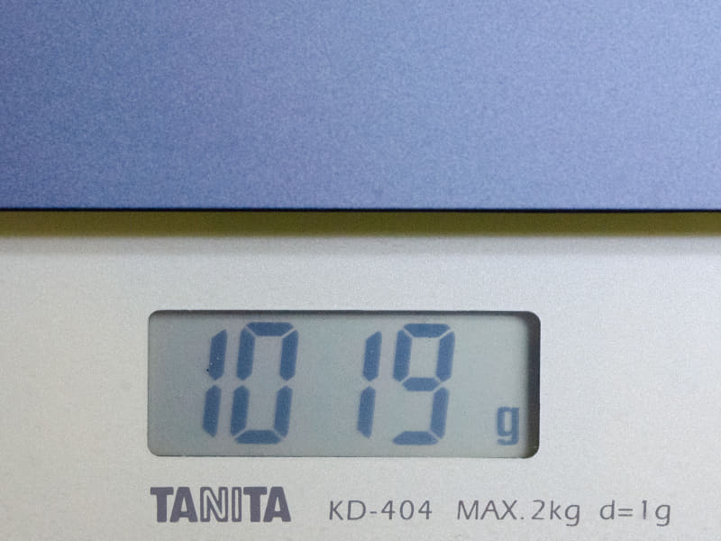 重量は実測で1,019g。約10円玉4枚分(1枚5g)だけ1kgを超える