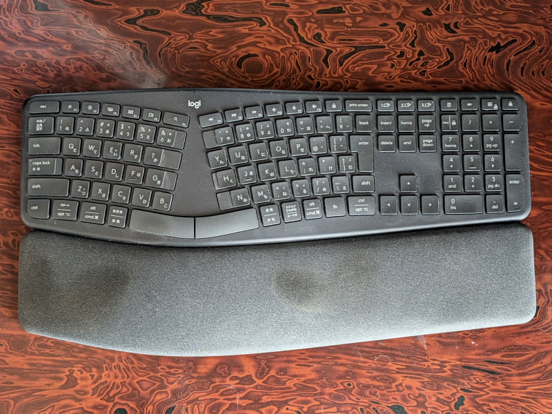 筆者が愛用中のロジクール「ERGO K860」。いわゆる“エルゴノミクスキーボード”だ