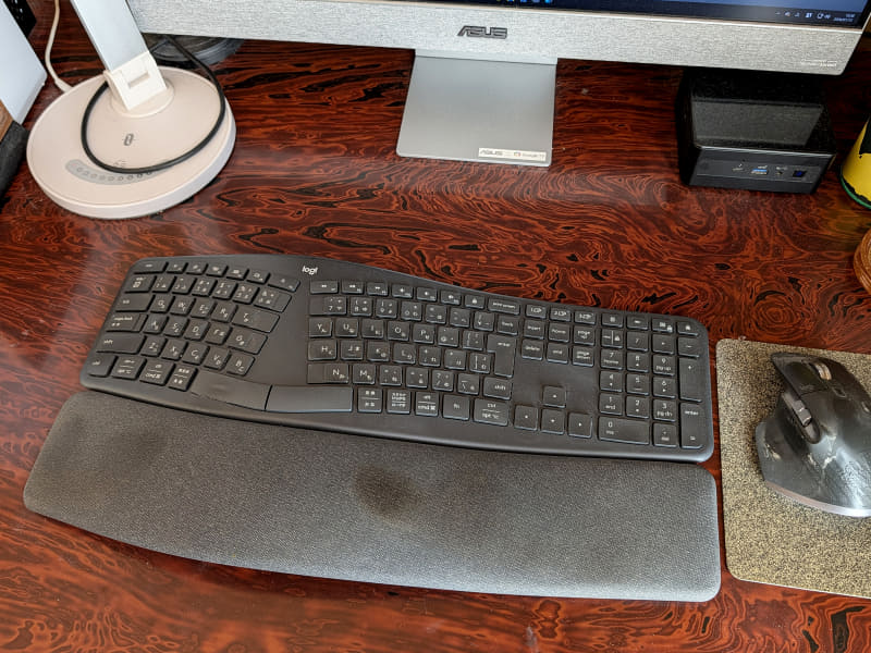 4年使ったため、さすがにパームレストが手の脂で汚れてきた。どうか、後継機種が発売されますよう……！