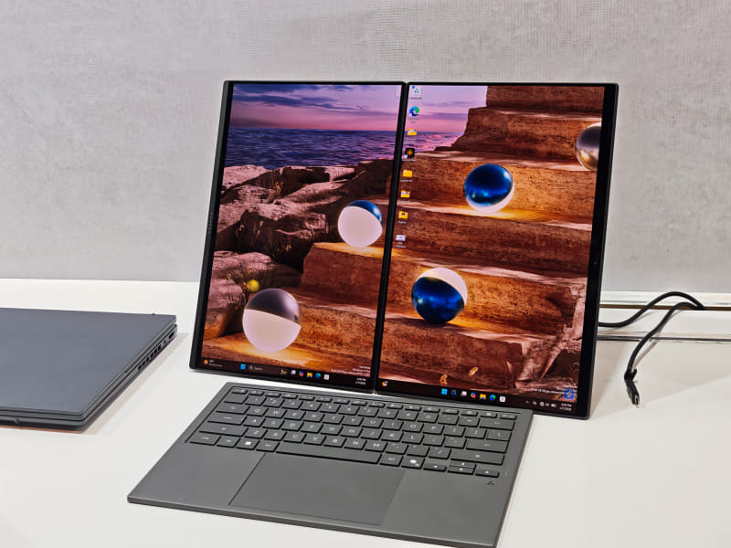 Zenbook DUO UX8406は複数のスタイルに変形させて利用できるがクラムシェル型ノートPCとしても使えることがポイント