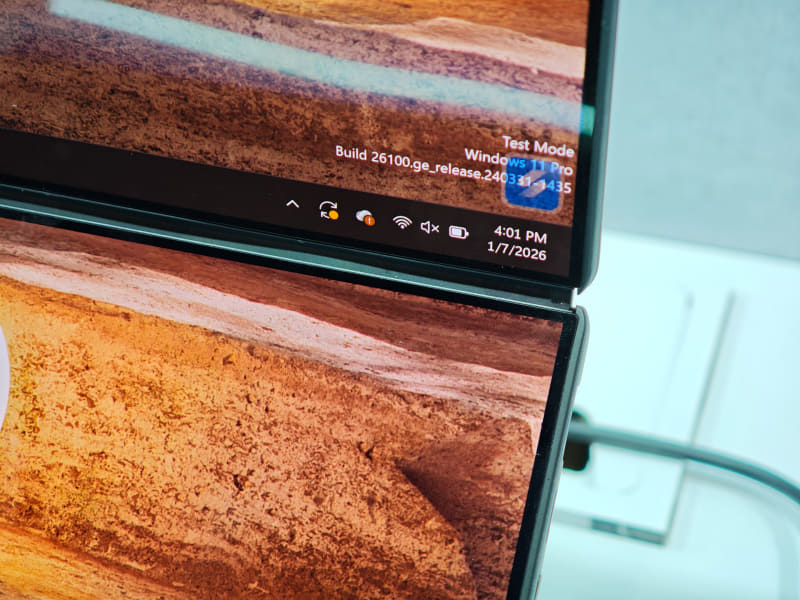 新しいZenbook DUO UX8407AAのヒンジ部分