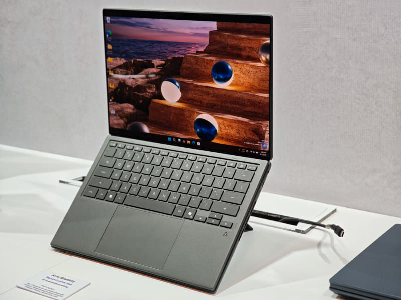 ポゴピンとマグネットで本体に固定されるキーボード。これを装着するとクラムシェル型ノートPCとして利用できる