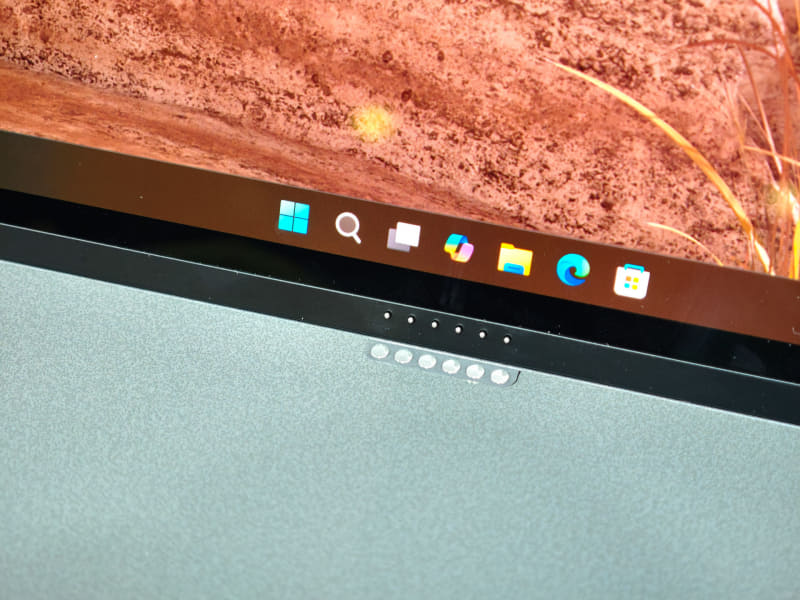 ポゴピンとマグネットで本体に固定されるキーボード。これを装着するとクラムシェル型ノートPCとして利用できる