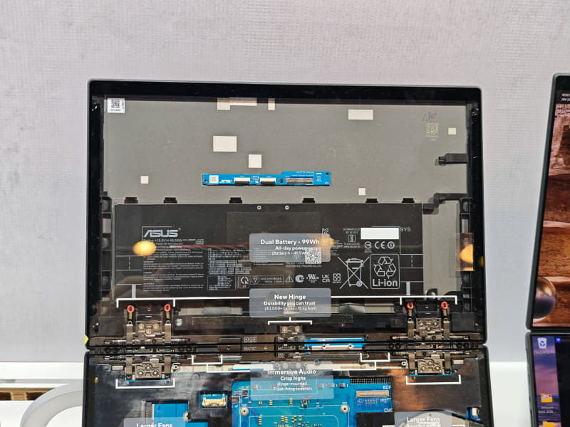 バッテリは2つのディスプレイそれぞれに49.5Whのバッテリが入っていて99Whの容量を搭載