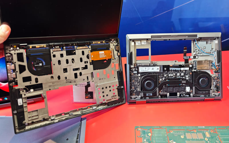 スペースフレームのC面側(左)とD面側(右)。C面(キーボード)→スペースフレーム→基板→D面の順に積層されている