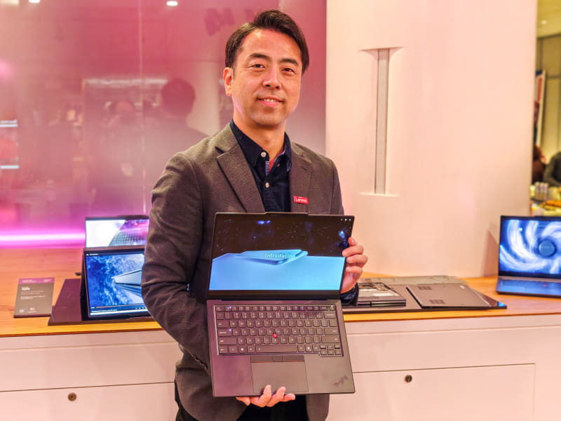 ThinkPad X1 Carbon Gen 14を手に持つレノボ・ジャパン副社長兼コマーシャル製品開発責任者塚本泰通氏