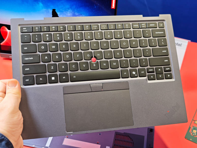 C面カバーとなるキーボード