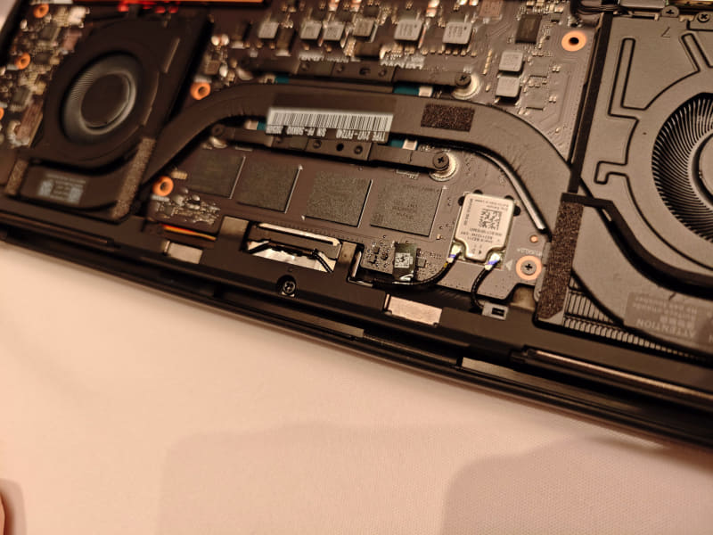 D面のスペースフレーム側、シルバーに見えるのがマグネット