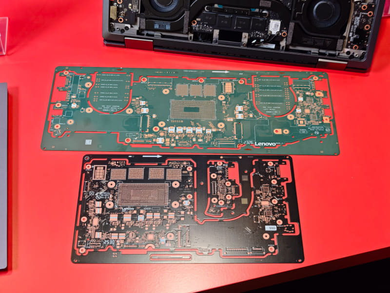 上が従来モデルの基板、下が新モデルの基板。従来モデルではファンの部分は無駄になっていたが、新モデルではファンの部分で右側のUSB Type-C(TB4)用のドーターカードをプリントしている