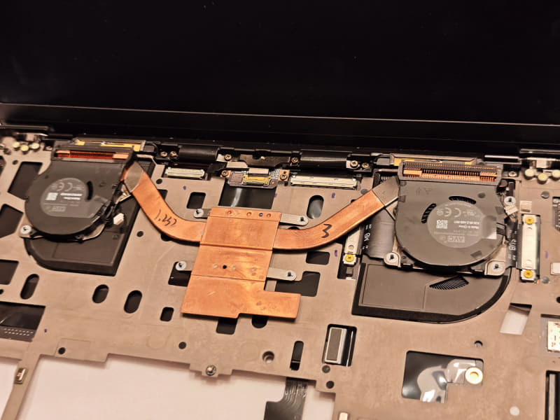 上に乗っているのが従来モデルのサーマルモジュール、新しい方はファンの容量が大きくなっていることが分かる