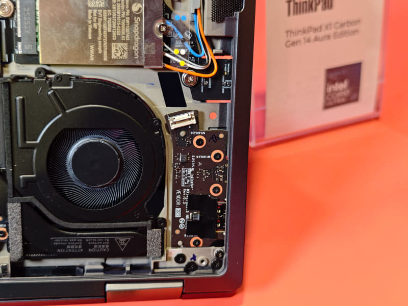 右側のThunderbolt 4端子はドーターカードで実現されている