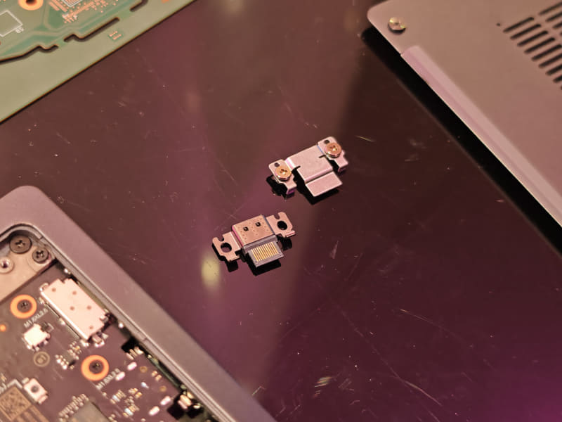 USB端子はネジで留まっているだけなので、USB端子だけを交換できる