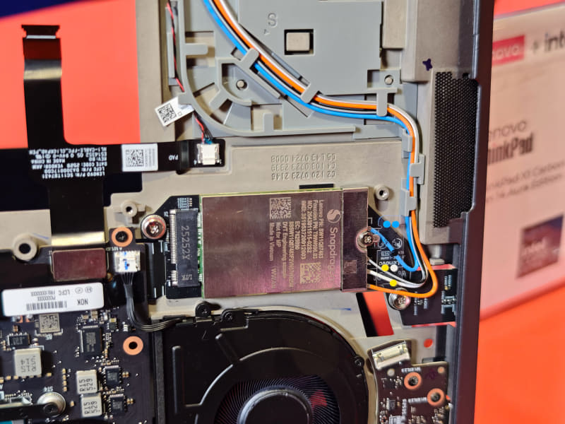 WWANカードの装着はユニーク、コネクタもASSYとして提供され、直接スペースフレームに実装される