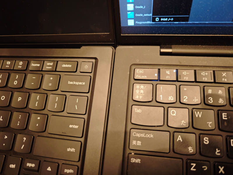 左が新しいThinkPad X1 Carbon Gen 14、右がThinkPad X1 Carbon Gen 13。アンテナがキーボードとヒンジの間に移動したことでヒンジ部分が小さくなっていることが分かる