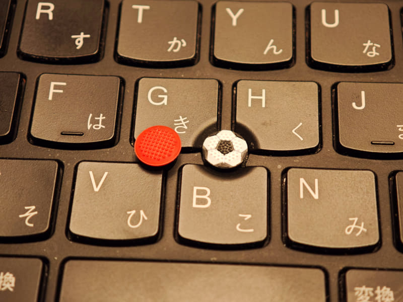 特別版TrackPointキャップ(ThinkPad X1 Carbon Gen 13に装着したところ)、左は通常のキャップ