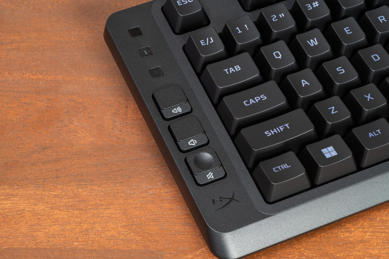 左側に音量調整とミュートボタンを備える