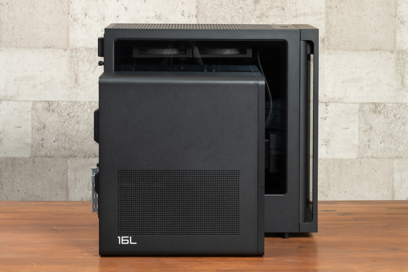 HyperX OMEN 16L(AMD)(前側)とHyperX OMEN 35L(AMD)(奥側)のサイズ比較