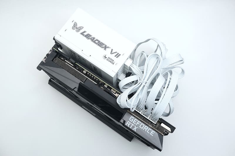 長過ぎる電源ケーブルが気になってしまう