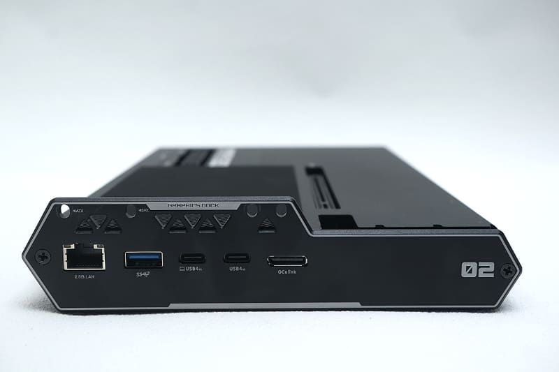 側面に2.5Gigabit Ethernet、USB 3.2 Gen 2、USB4 Version 2.0アップストリーム、USB4 Version 2.0ダウンストリーム、OCuLinkを搭載