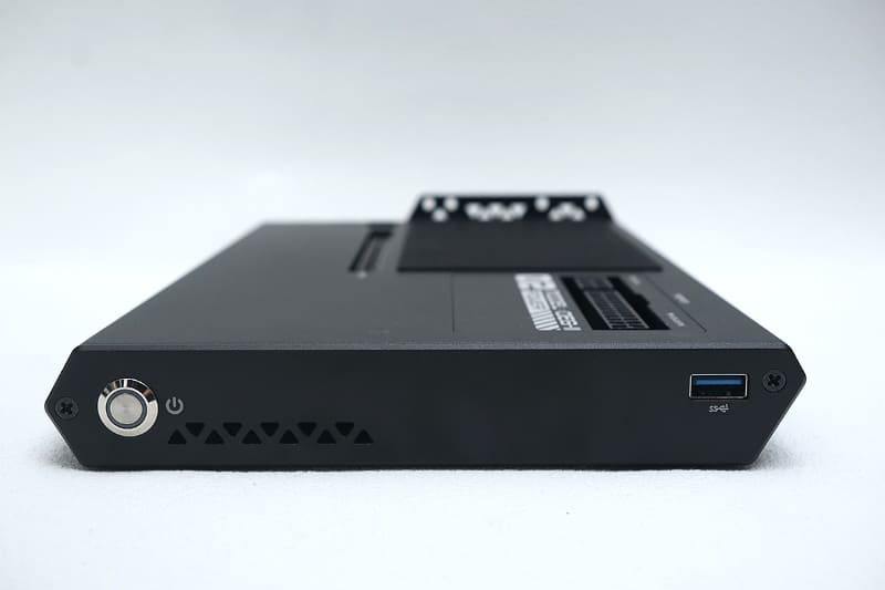 もう片方に電源ボタンとUSB 3.2 Gen 1を備える