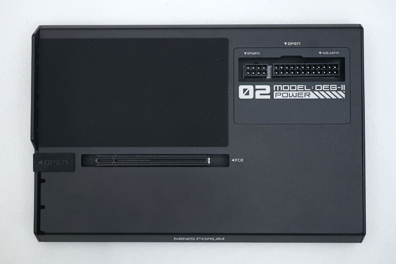 本体上部から見たところ。PCIeスロットは大胆にもラッチなしなのだが、平置きするので問題ないという判断だろう。筆者は、離れたところに外せるような機構がないのであれば、いっそラッチなしがいいと思う派(ラッチを3回ほど壊した人間より)