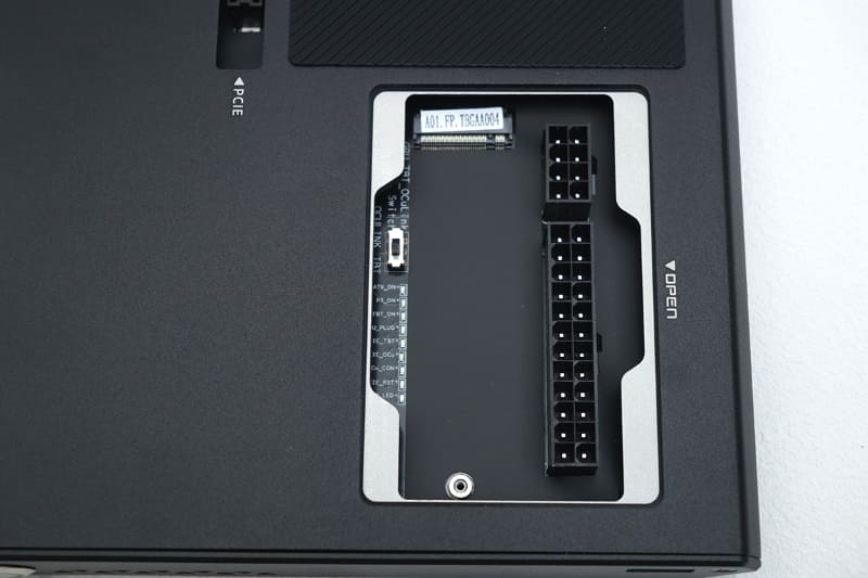 OCuLink/Thunderbolt 5切替スイッチは電源コネクタ周辺に