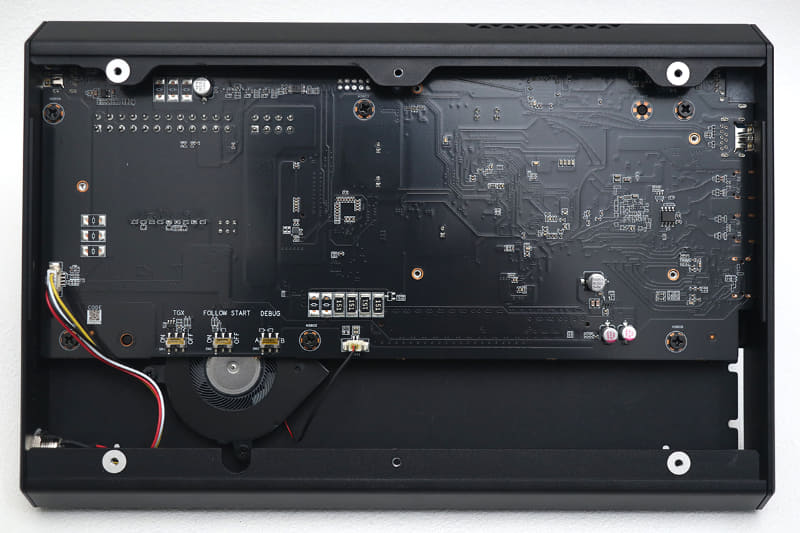 底面を開けると普段使用頻度が低いスイッチ類が用意されている