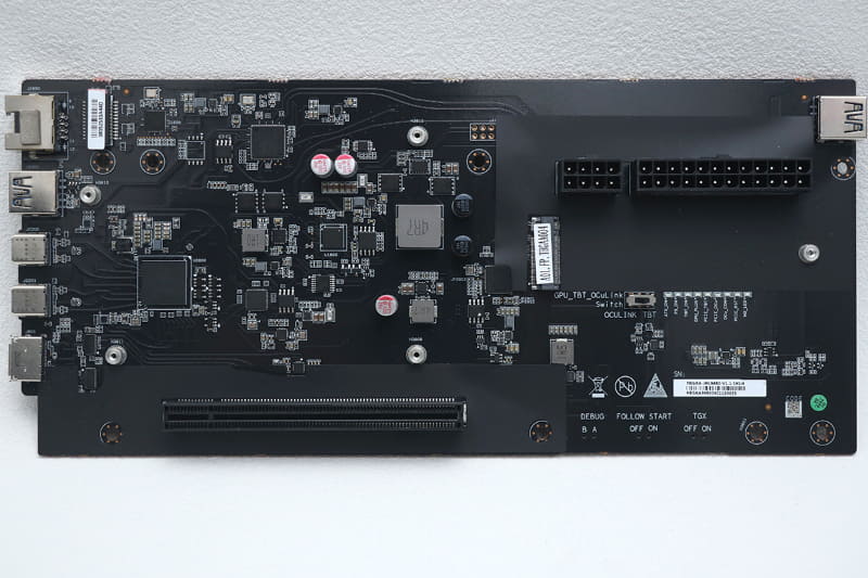 せっかく底面まで開けてしまったので、基板も取り外してみた。写真は基板上のヒートシンクを取り払ったところ。Thunderbolt 5コントローラは「Intel JHL9480」だ。このほかUSB 2.0ハブコントローラ「Parade Technologies FL5801」、USB 3.2 Gen 2対応のハブチップ「Realtek RTS5420」、2.5GbEネットワークコントローラ「Realtek RTL8156BG」、USB 3.2 Gen 2からPCIeに変換するストレージコントローラ「JMicron JMS583」などが見える