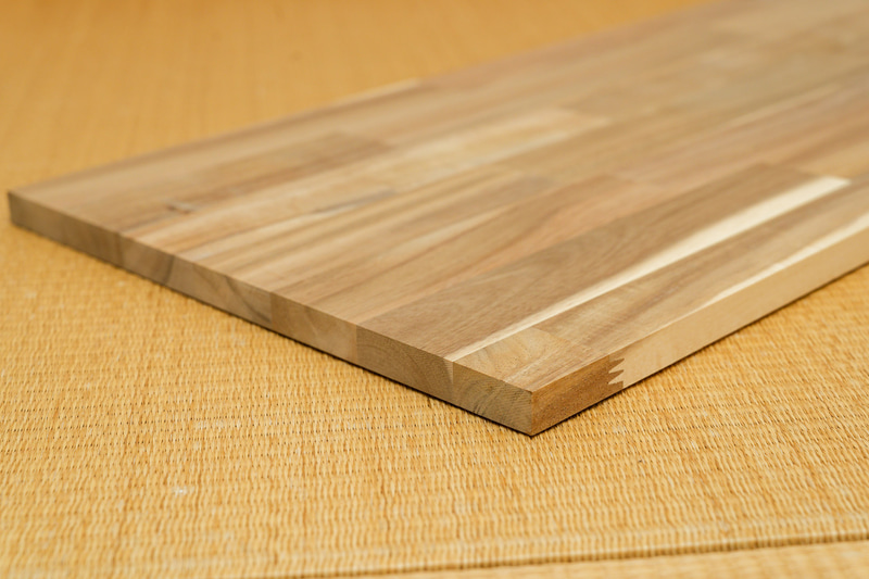 板素材に選んだアカシア集成材(無塗装)