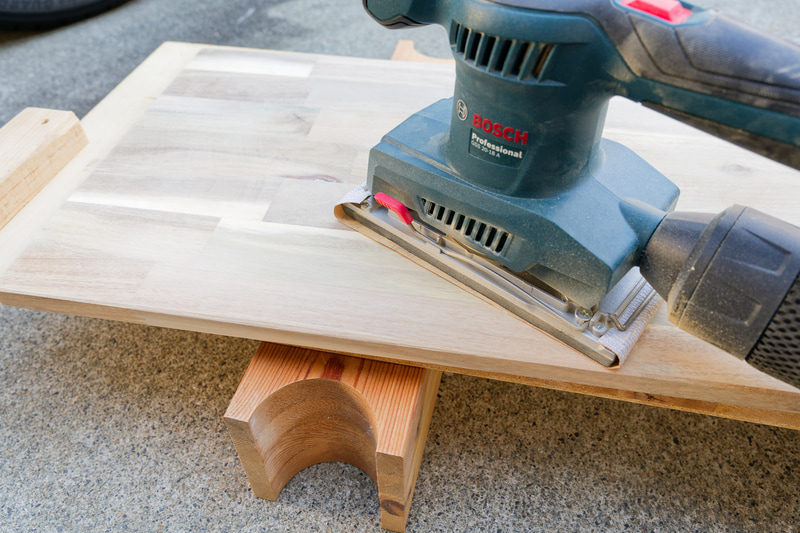 電動サンダーでヤスリ掛け